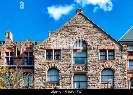 Romanische, neubelebende Architektur aus rosa Sandstein des Queen's Park Government Building oder der Legislative Assembly of Ontario Building.Nov 18, 2021 Stockfoto