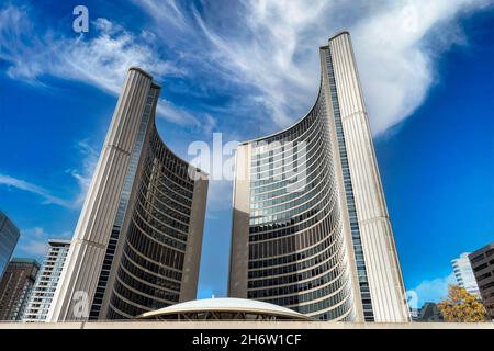 Symmetrische Ansicht der beiden Türme des neuen Rathauses auf dem Nathan Phillips SquareNov. 18, 2021 Stockfoto