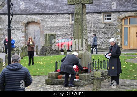 Akt des Gedenkens, 14. November 2021, war Memorial, Castleton, Hope Valley, High Peak, Derbyshire, East Midlands, England, Großbritannien, Großbritannien, Europa Stockfoto