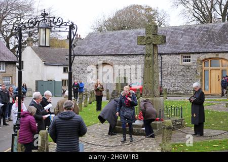 Akt des Gedenkens, 14. November 2021, war Memorial, Castleton, Hope Valley, High Peak, Derbyshire, East Midlands, England, Großbritannien, Großbritannien, Europa Stockfoto