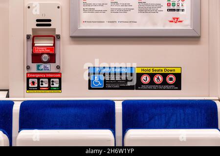 Bevorzugter Sitz und Notruf in einem modernen Bombardier-Zug der Toronto Transit Commission (TTC).Nov 18, 2021 Stockfoto