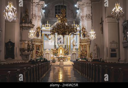 Kirche der Himmelfahrt der Jungfrau Maria und des heiligen Josef oder katholische Karmelitenkirche innen während der Sonntagsmesse. Warschau, Polen - 17. Oktober 2021. Stockfoto