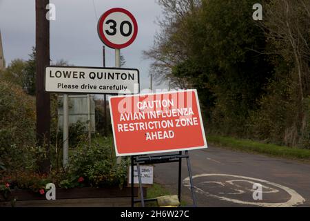 Große rote Hinweise zur Vogelgrippe-Einschränkungszone über die Annäherung an Lower Quniton Warwickshire Großbritannien Stockfoto