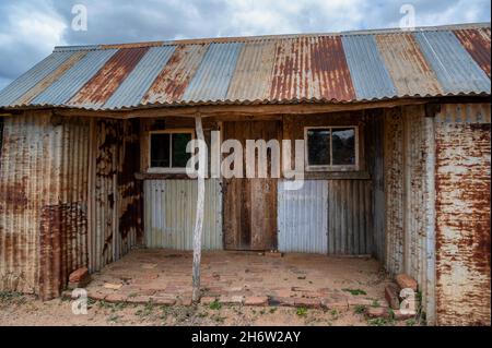 RAVENSWOOD, AUSTRALIEN - 24. Sep 2021: Das alte Haus in einer alten Goldgräberstadt im Norden von Queensland, Ravenswood, Australien. Stockfoto