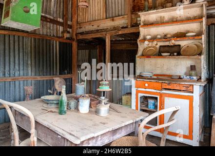 RAVENSWOOD, AUSTRALIEN - 24. Sep 2021: Der Innenraum des alten Hauses. Alte Goldgräberstadt im Norden von Queensland, Ravenswood, Australien. Stockfoto
