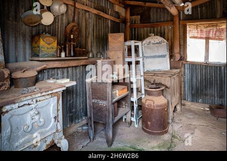RAVENSWOOD, AUSTRALIEN - 24. Sep 2021: Der Innenraum des alten Hauses. Alte Goldgräberstadt im Norden von Queensland, Ravenswood, Australien. Stockfoto