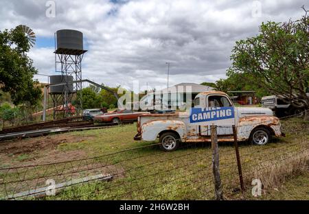 RAVENSWOOD, AUSTRALIEN - 24. Sep 2021: Die Straßen einer alten Goldgräberstadt im Norden von Queensland, Ravenswood, Australien. Stockfoto