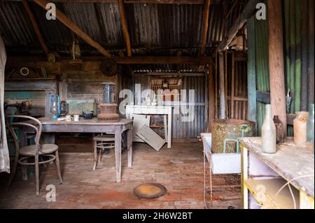 RAVENSWOOD, AUSTRALIEN - 24. Sep 2021: Der Innenraum des alten Hauses. Alte Goldgräberstadt im Norden von Queensland, Ravenswood, Australien. Stockfoto