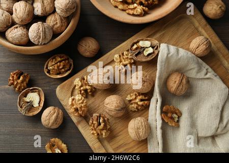 Konzept der gesunden Ernährung mit Walnüssen auf Holzhintergrund Stockfoto