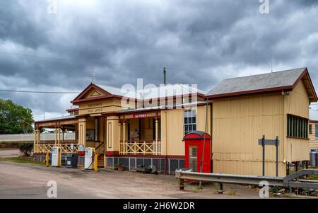 RAVENSWOOD, AUSTRALIEN - 24. Sep 2021: Die Straßen einer alten Goldgräberstadt im Norden von Queensland, Ravenswood, Australien. Stockfoto