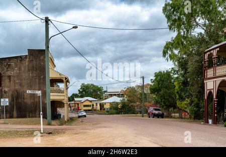 RAVENSWOOD, AUSTRALIEN - 24. Sep 2021: Die Straßen einer alten Goldgräberstadt im Norden von Queensland, Ravenswood, Australien. Stockfoto