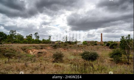 RAVENSWOOD, AUSTRALIEN - 24. Sep 2021: Blick auf die Wiese vor dem Hintergrund des wolkigen Himmels. Ravenswood, Australien. Stockfoto