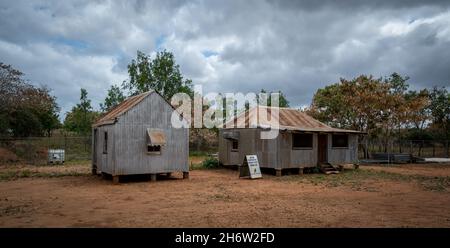 RAVENSWOOD, AUSTRALIEN - 24. Sep 2021: Die alten Häuser einer alten Goldgräberstadt in North Queensland, Ravenswood, Australien. Stockfoto