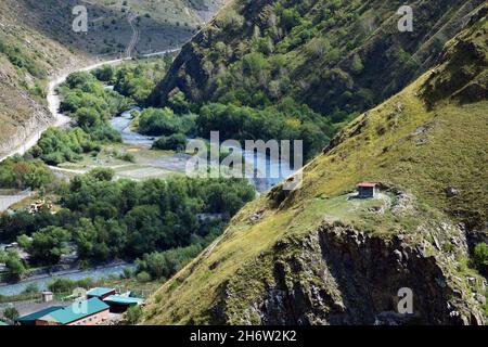 Oben Blick auf den Argun Fluss in der Kaukasusgebirgsschlucht. Tschetschenien. Russland. Stockfoto