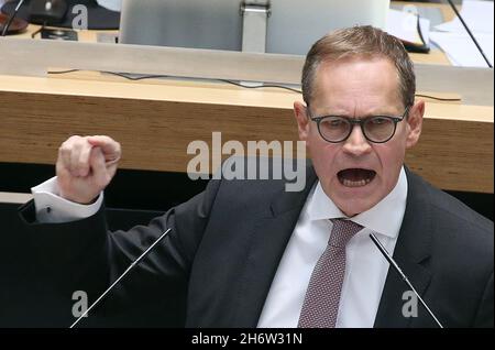 Berlin, Deutschland. November 2021. Michael Müller (SPD), Regierender Bürgermeister, spricht während der Plenarsitzung des Berliner Abgeordnetenhauses in der Debatte zum Thema „Durchbrechen der 4. Welle: Gemeinsam gegen das Coronavirus“. Quelle: Wolfgang Kumm/dpa/Alamy Live News Stockfoto