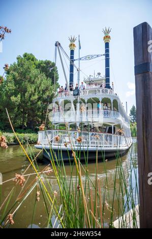 ANAHEIM, USA - 11. Aug 2019: Eine vertikale Aufnahme des Mark Twain Flussbootes in Disneyland in Anaheim, USA Stockfoto