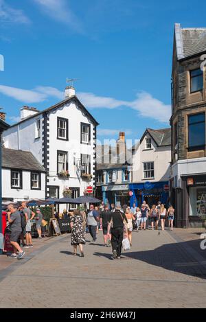 Keswick, Blick im Sommer auf die Lake Road im Zentrum von Keswick, Lake District, mit dem beliebten Dog and Gun Pub auf der linken Seite, Cumbria, England, Großbritannien Stockfoto