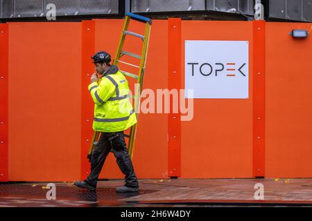 Bauverkleidungen Auftragnehmer Topek Limited. Das Crystal House von Preston ist die am wenigsten geliebte Struktur der Stadt. Die Verkleidung des Gebäudes, das auf dem Gelände des ehemaligen Rathauses errichtet wurde, wird zur Erhöhung der Brandsicherheit geändert. Nach der Katastrophe in Grenfell wurde das 12-stöckige Gebäude zum zweiten Hochhaus im Stadtzentrum, das seine Verkleidung ersetzt hat. Stockfoto