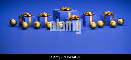 Blaue Geschenkschachteln mit goldenem Band und Schleife und weihnachtskugeln auf blauem Hintergrund. Kopierbereich: Größe des Webbanners Stockfoto