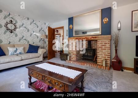 Belchamp St Paul, England - August 22 2019: Traditionell aussehendes, aufstrebenden Wohnzimmer im modernen englischen Dorfhaus Stockfoto
