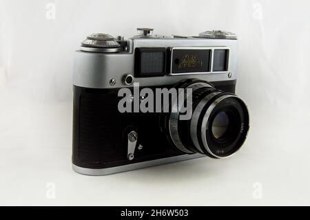 Fed 4 Rangefinder-Kamera vor weißem Hintergrund Stockfoto