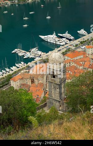 Blick auf Kotor und die Bucht von den Mauern der Altstadt aus ist die Bucht von Kotor der südlichste Fjord Europas. Kotor, Montenegro Stockfoto