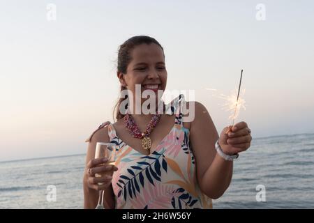 Frau Feiert Mit Funkeln. Konzept der Silvesterfeier Stockfoto