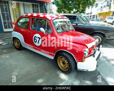 BUENOS AIRES, ARGENTINIEN - 08. Nov 2021: Sportliche rot-weiße Fiat 600 Abarth Limousine Unibody für den Rennsport, geparkt auf dem Bürgersteig. Seitenansicht. Expo Warnes Stockfoto