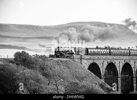 Black and White .die Dampflokomotive Peppercorn A1 Pacific der Baureihe 60163 Tornado fährt einen Zug über den Ribblehead Viadukt in den Yorkshire Dales. Stift- Stockfoto