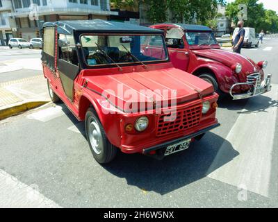 BUENOS AIRES, ARGENTINIEN - 07. Nov 2021: Red Zitroen Mehari 1970 Leichtgewicht Freizeit-und Nutzfahrzeug, Kunststoff-Karosserie, Stoff Cabrio-Top. Exsp Stockfoto