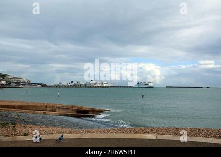 Blick auf den Hafen von Dover und die Fähren über den Outer Harbour vom Strand in Waterloo Crescent, Dover, Kent, England, Großbritannien Stockfoto