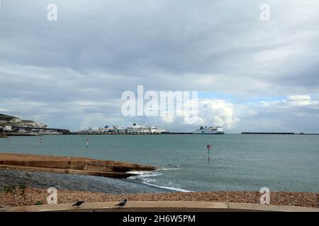 Blick auf den Hafen von Dover und die Fähren über den Outer Harbour vom Strand in Waterloo Crescent, Dover, Kent, England, Großbritannien Stockfoto