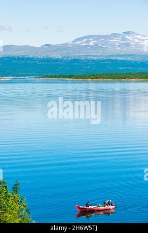 AKKAJAURE, SCHWEDEN - 4. AUGUST 2015: Zwei Männer im Boot Stockfoto