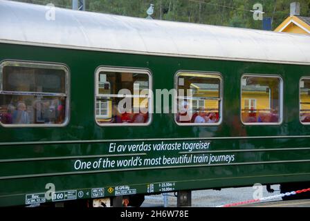 Der Eisenbahnwaggon in Norwegen proklamierte „eine der schönsten Zugfahrten der Welt“ mit Reflexionen der Fahrgäste in den Fenstern Stockfoto