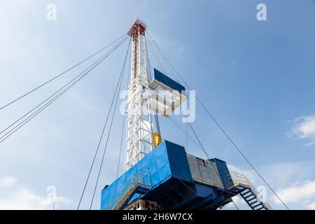 Mobiles Bohrgerät aus nächster Nähe. Bohren und Service von Öl- und Gasbrunnen Stockfoto