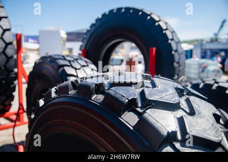 Shop von schwarzen Reifen für Kipper für den Transport von Erz oder Kohle aus Minen. Stockfoto