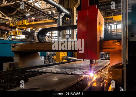 Plasmaschweißen und Metallschneiden in der Industrie. High-Tech-Produktionsprozesse im Werk Stockfoto