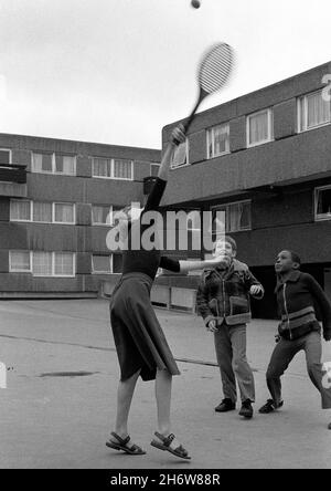 Kinder spielen auf Hyson Green Estate, Nottingham UK 1980. Das Anwesen wurde 1988 abgerissen Stockfoto