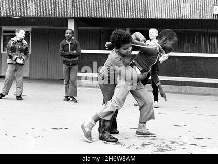 Kinder spielen auf Hyson Green Estate, Nottingham UK 1980. Das Anwesen wurde 1988 abgerissen Stockfoto