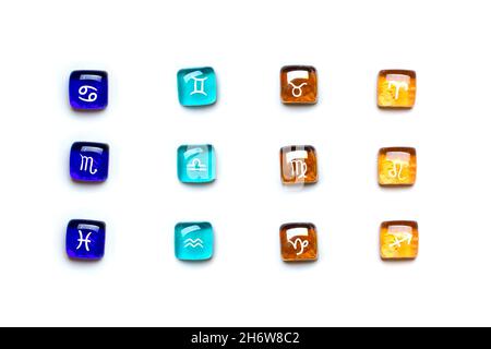 Zwölf Tierkreiszeichen drei Zeichen entsprechen jedem Element: Feuer - Widder, Löwe, Schütze, Erde - Stier, Jungfrau, Steinbock, Luft -Zwillinge, Waage, Aq Stockfoto