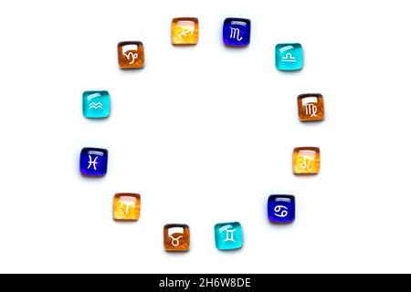 Zwölf Tierkreiszeichen drei Zeichen entsprechen jedem Element: Feuer - Widder, Löwe, Schütze, Erde - Stier, Jungfrau, Steinbock, Luft -Zwillinge, Waage, Aq Stockfoto