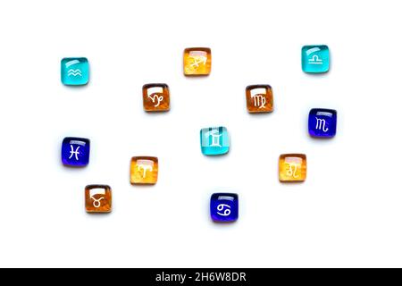 Zwölf Tierkreiszeichen drei Zeichen entsprechen jedem Element: Feuer - Widder, Löwe, Schütze, Erde - Stier, Jungfrau, Steinbock, Luft -Zwillinge, Waage, Aq Stockfoto