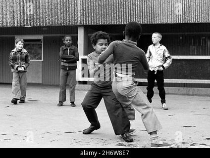 Kinder spielen auf Hyson Green Estate, Nottingham UK 1980. Das Anwesen wurde 1988 abgerissen Stockfoto