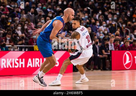 Nick Calathes vom FC Barcelona während des EuroLeague-Basketballmatches der Turkish Airlines zwischen dem FC Barcelona und dem CSKA Moskau am 17. November 2021 im Palau Blaugrana in Barcelona, Spanien - Foto: Javier Borrego/DPPI/LiveMedia Stockfoto