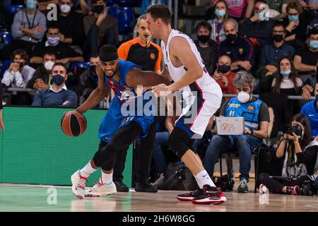 Brandon Davies vom FC Barcelona während des EuroLeague-Basketballmatches der Turkish Airlines zwischen dem FC Barcelona und dem CSKA Moskau am 17. November 2021 im Palau Blaugrana in Barcelona, Spanien - Foto: Javier Borrego/DPPI/LiveMedia Stockfoto