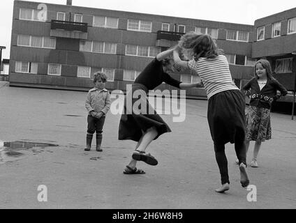 Kinder spielen auf Hyson Green Estate, Nottingham UK 1980. Das Anwesen wurde 1988 abgerissen Stockfoto