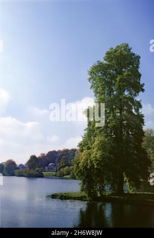 Stourhead Garden, Wiltshire, England, UK, zeigt den See, Das Pantheon und der große Tulpenbaum (Liriodendron tulipifera) im Vordergrund. Transparentfilm-Foto von 1992. Stockfoto