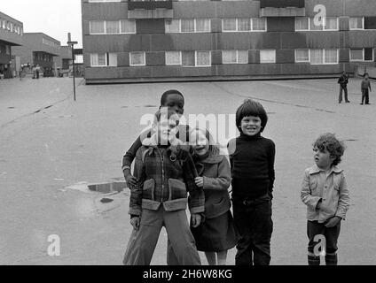 Kinder spielen auf Hyson Green Estate, Nottingham UK 1980. Das Anwesen wurde 1988 abgerissen Stockfoto