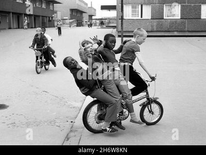 Kinder spielen auf Hyson Green Estate, Nottingham UK 1980. Das Anwesen wurde 1988 abgerissen Stockfoto