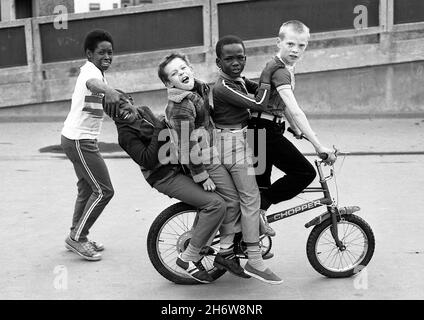 Kinder spielen auf Hyson Green Estate, Nottingham UK 1980. Das Anwesen wurde 1988 abgerissen Stockfoto